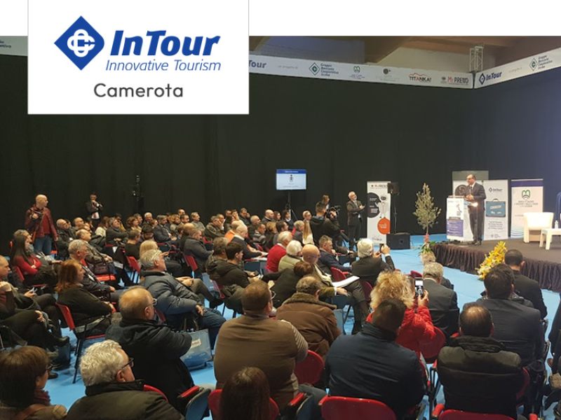 Conferenza InTour a Camerota su turismo innovativo, con discorsi e presentazioni.