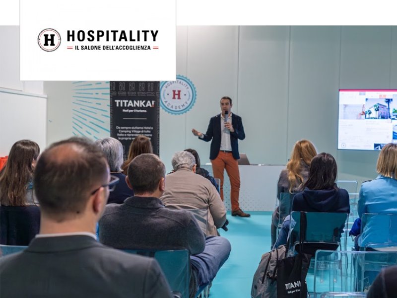 Conferenza sull'accoglienza al Salone Hospitality con presentazione e pubblico attento.