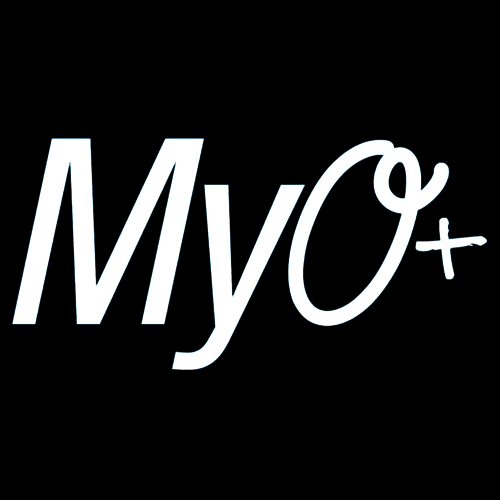 Logo con scritta bianca 'MyO+' su sfondo nero.